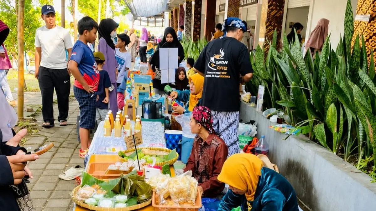 KULINERAN : Pusat UMKM Center Pekalongan di Jalan Surobayan Wonopringgo, Desa Madukaran, Kecamatan Kedungwuni, Kabupaten Pekalongan, selalu dipadati pengunjung. (LAILATUS SYARIFAH/JAWA POS METRO PEKALONGAN)