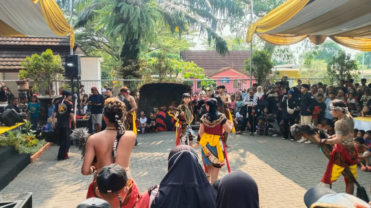 LESTARIKAN BUDAYA : Warga Kota Pekalongan menyaksikan penampilan Tari Daerah Jathilan Reog dalam ajang Semarak Seni Budaya Pekalongan 2026. (MOCH FALAHUDDIN/JAWA POS METRO PEKALONGAN) 