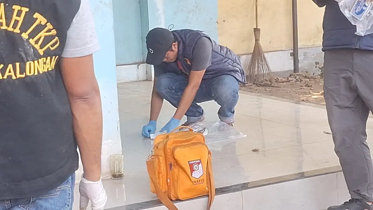 OLAH TKP: Polisi masih melakukan olah Tempat Kejadian Perkara (TKP). 