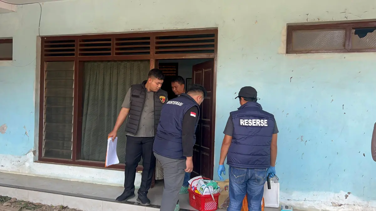 OLAH TKP: Polisi saat melakukan olah TKP kejadian dugaan pembunuhan di Desa Kebonsari, Kecamatan Karangdadap, Kabupaten Pekalongan, Minggu (5/7/2026). 