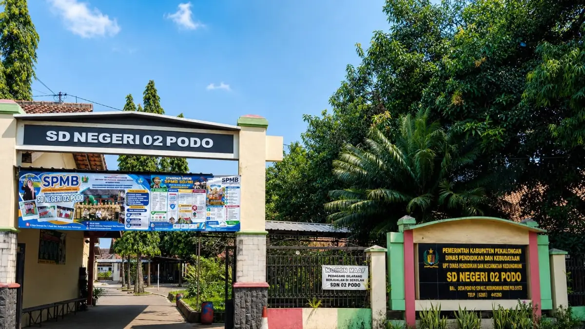PENERIMAAN SISWA BARU : Gerbang SD Negeri 02 Podo, Kecamatan Kedungwuni, Kabupaten Pekalongan, memasang spanduk sosialisasi SPMB. (LAILATUS SYARIFA/JAWA POS METRO PEKALONGAN)