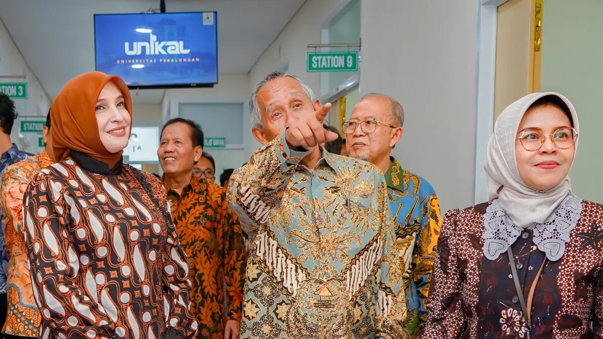 TINJAU LANGSUNG: Wawalkot Pekalongan Hj Balgis Diab bersaam sejumlh pejabat saat meninjau langsung usai meresmikan Gedung A serta Laboratorium OC Unikal, Sabtu (4/7/2026).(ist)