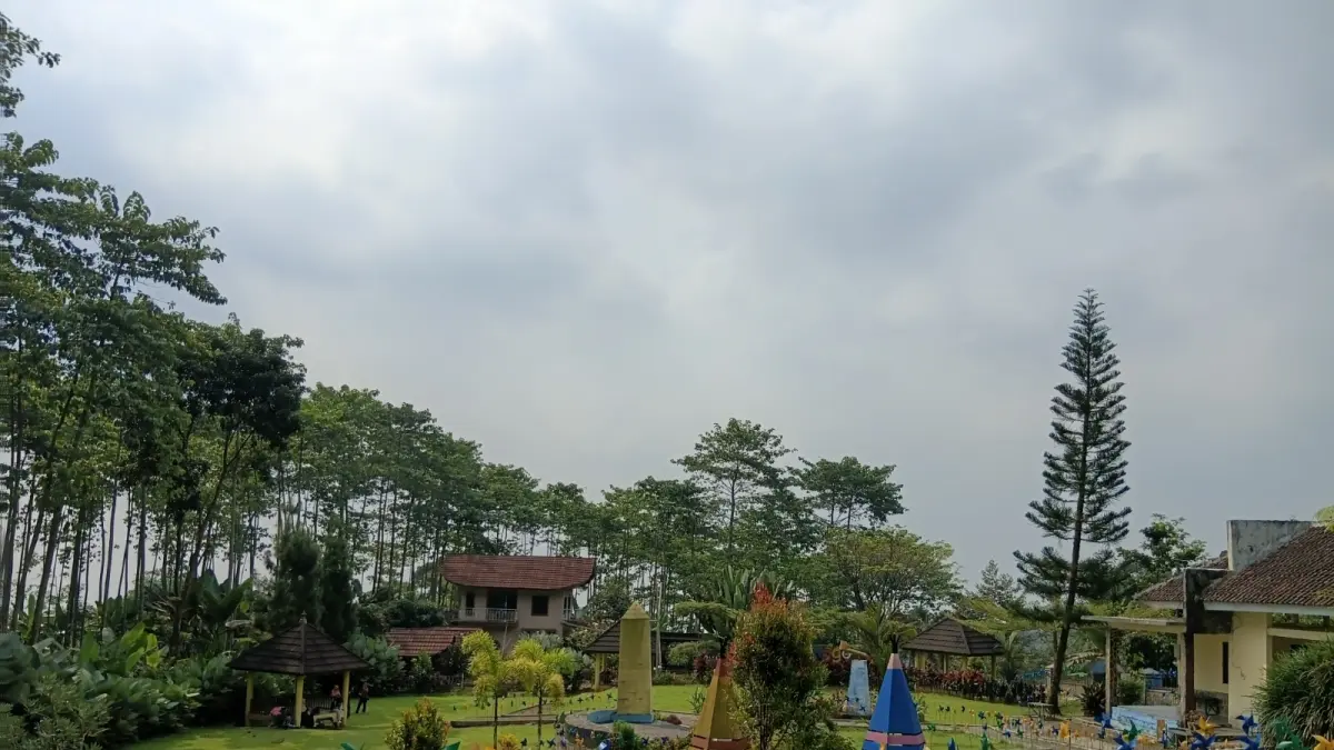 WISATA KELUARGA : Pengunjung Objek Wisata Linggo Asri, Kabupaten Pekalongan, naik sekitar 20 persen dibandingkan hari-hari biasa selama musim liburan sekolah. (MAULIDA USNA AULIA/JAWA POS METRO PEKALONGAN)