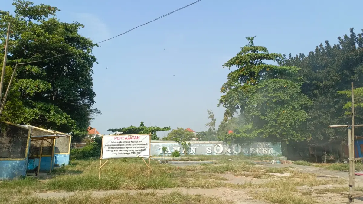BUTUH PERHATIAN : Taman Sorogenen Kota Pekalongan dulunya lapangan terbuka yang biasa digunakan warga untuk berolahraga, termasuk main sepak bola. (SALWA NAJAHA/JAWA POS METRO PEKALONGAN)