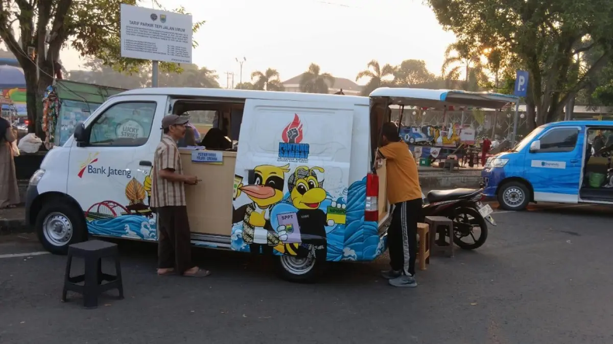 CFD: Suasana pelayanan mobile pajak saat kegiatan Car Free Day (CFD) di Alun-alun Batang, Kabupaten Batang.