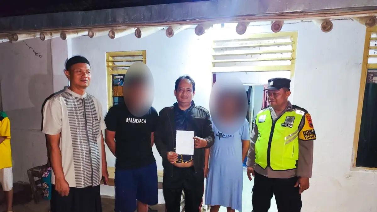 DAMAI - Polisi di Pemalang saat mendamaikan dua warganya yang berseteru dan mengancam memukul, usai lapor layanan 110.(IST)