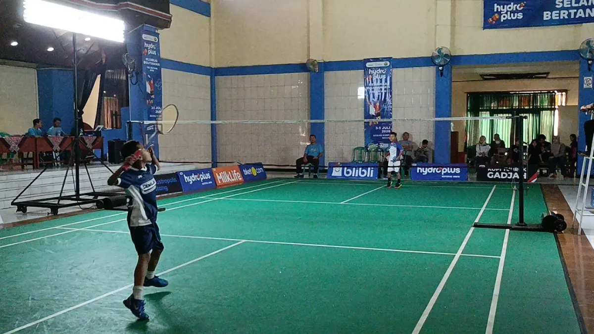 MENAKAR KEMAMPUAN: Dua atlet muda saat bertanding penuh semangat mengikuti Kejurkab PBSI di Gedung Korpri Batang.