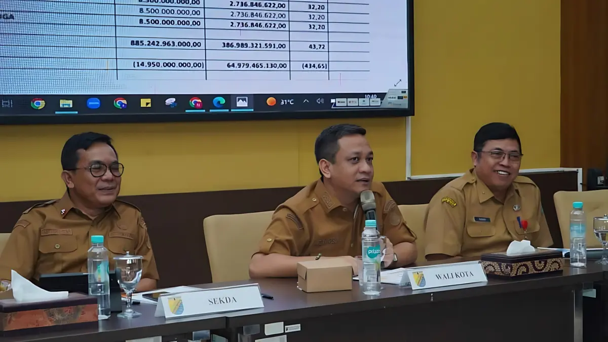 MOTIVASI - &nbsp;Walikota Pekalongan Aaf, saat memimpin Rapat Koordinasi Pengendalian Operasional Kegiatan (POK) Triwulan II Tahun 2026 di Ruang Buketan Setda Kota Pekalongan, Senin (6/7/2026).(IST)