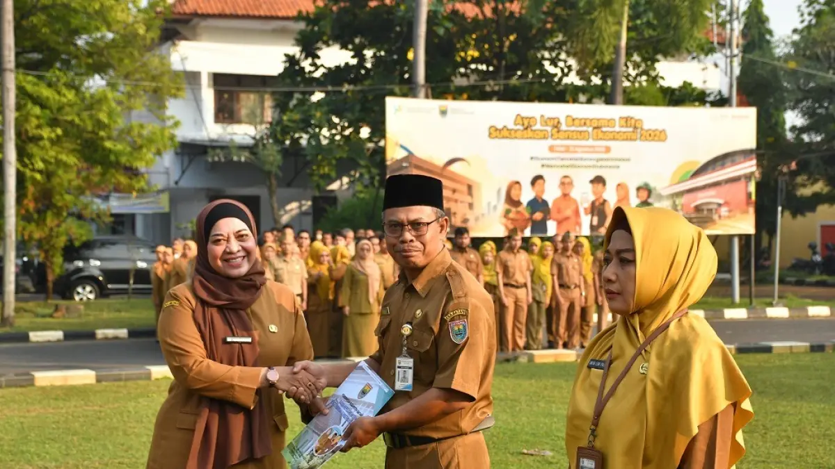 NAIK PANGKAT: Pj Sekda Batang Sri Purwaningsih saat menyerahkan SK Kenaikan Pangkat secara simbolis kepada perwakilan ASN dalam Apel Pagi di halaman Pendopo Kabupaten Batang.