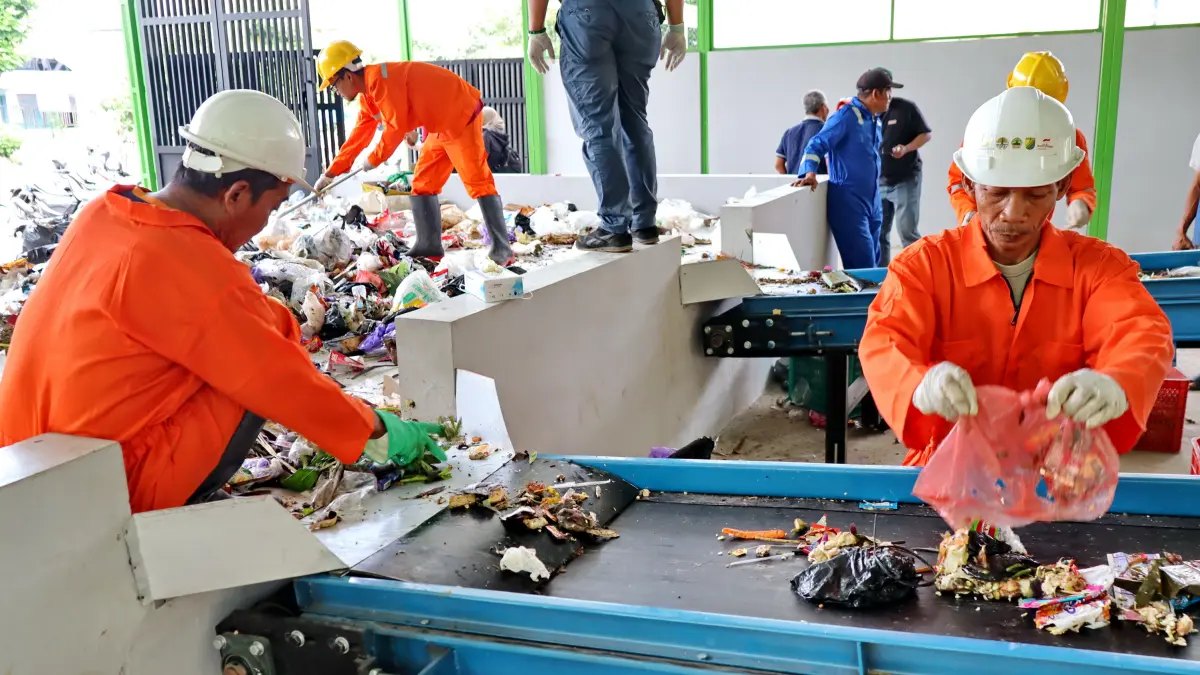 OLAH SAMPAH : Pekerja di TPST Mitra Brayan Resik saat mengolah sampah kiriman warga Kota Pekalongan di Raya Simbang Wetan No.30, Kuripan, Kertoharjo, Pekalongan Selatan.(Lutfi Hanafi/Jawa Pos Metro Pekalongan)