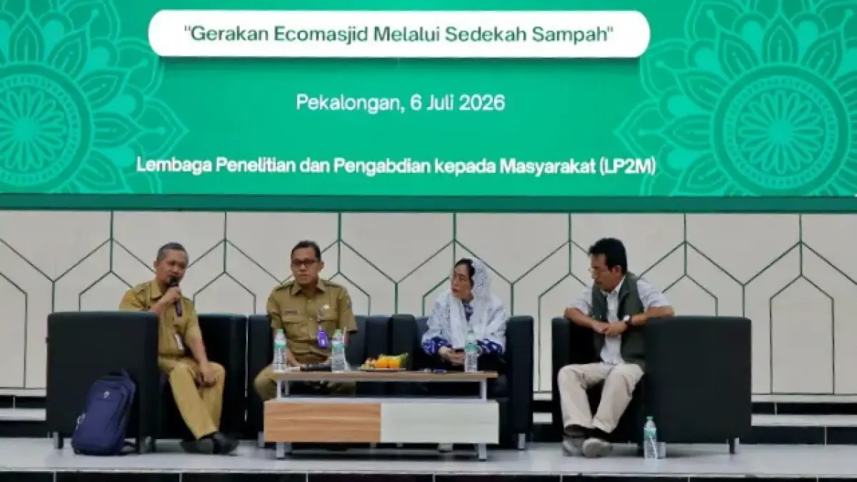 PAPARAN - Tim pemateri saat berikan pembeklan kepada [serta KKN Angkatan 54 UIN Gus Dur yang digelar di Student Center UIN Gus Dur Pekalongan, Senin (6/7/2026).(Lutfi Haanafi/Jawa Pos Metro Pekalongan)