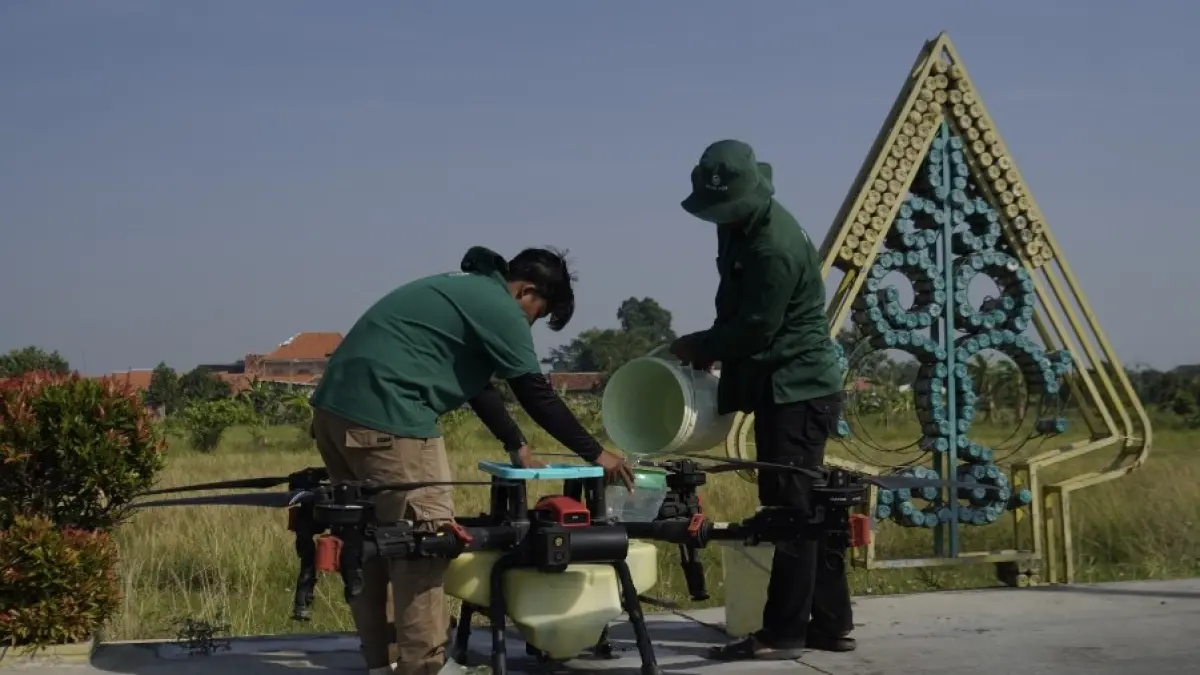 TEKNOLOGI: Drone saat diterbangkan untuk menyemprot area persawahan.