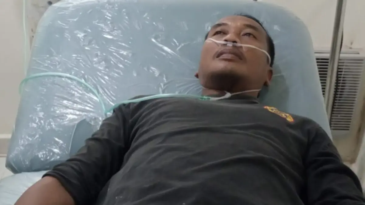 DIRAWAT: Hairudin saat dirawat di rumah sakit usai tergigit ular sanca dalam tugasnya. 