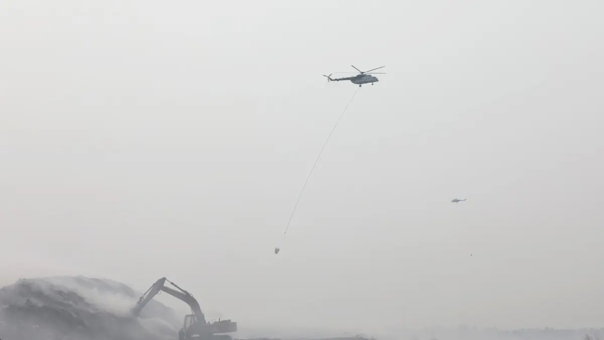PEMADAMAN : Sebanyak 3 unit helikopter water bombing melakukan percepatan pemadaman lokasi  Tempat Pemprosesan Akhir (TPA) Jatiwaringin di Kecamatan Sepatan, Kabupaten Tangerang (Foto : BNPB Indonesia)