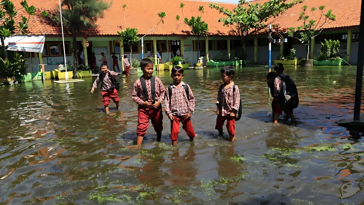 RAWAN ROB : Di perkambungan pesisir Kota Pekalong sering terendam air rob walaupun tidak ada hujan, karena air naik melalui sungai di sekitar perkampungan.(Lutfi Hanafi/Jawa Pos Metro Pekalongan)