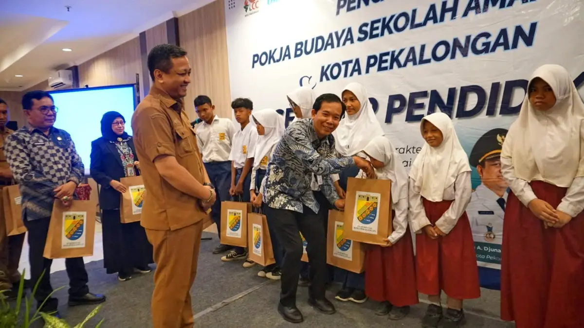 SERAHKAN : Walikota Pekalongan Aaf Bersama kepala Dindik Mabruri dan Sekda, saat serahan secara simbolis bantuan seragam sekolah di Hotel Parkside Mandarin Kota Pekalongan, Selasa (7/7/2026).(ist)