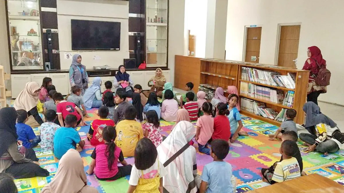 BERMAIN DAN BELAJAR : Suasana belajr dan bermain di Perpustakaan Kota Pekalongan selama liburan, untuk menarik literasi anak.(IST)