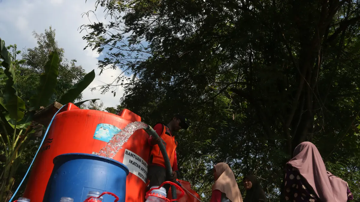  DROPING AIR BERSIH: BPBD Kota Semarang menyiapkan 900 ribu liter air bersih untuk mengantisipasi krisis air selama musim kemarau. (FOTO : NUR CHAMIM/ JAWA POS RADAR SEMARANG)