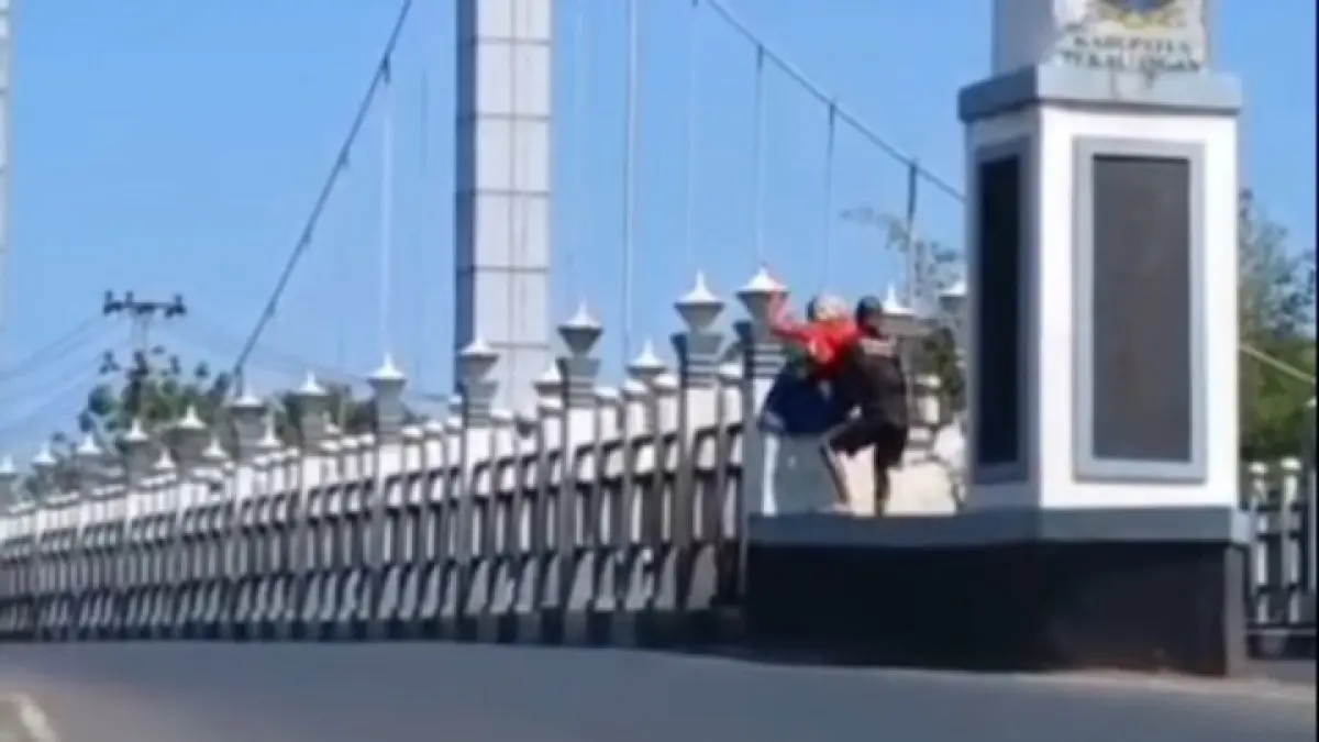 Dugaan percobaan bunuh diri terjadi di Jembatan Surobayan, Kelurahan Kedungwuni Barat, Kecamatan Kedungwuni, Kabupaten Pekalongan, Rabu (8/7/2026) siang.

