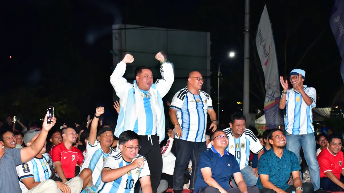 NOBAR: Plt. Bupati Pekalongan Sukirman saat larut dalam nobar Piala Dunia 2026 di Boulevar Alun-Alun Kajen, Selasa (7/7/2026). 