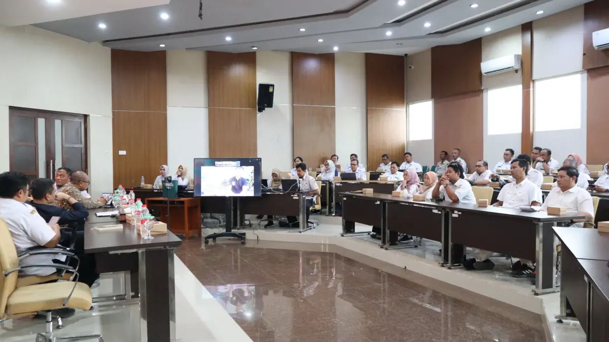 PAPARAN : Kepala Dinas Dinperkim Kota Pekalongan Slamet Mulyadi, saat paparan di depan kepala OPD dan perwakilan saat &nbsp;Rakor Tim GTRA di Ruang Buketan, Rabu (8/7/2026).(Lutfi Hanafi/Jawa Pos Metro Pekalongan)