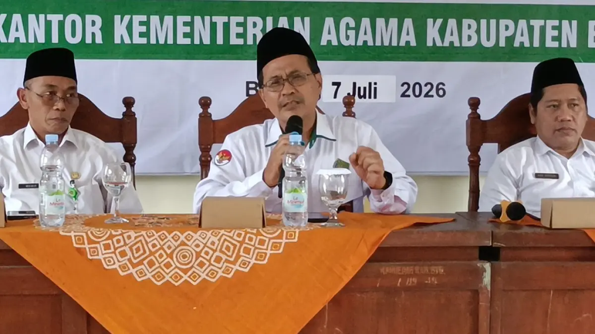RAKOR: Plt Kepala Kantor Kemenag Batang, Munif, memberikan sambutan saat membuka Rakor Evaluasi LPKI EMIS Online Pontren di Aula Kantor Kemenag Batang.