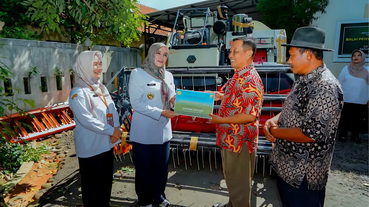 SERAHKAN - Wakil Walikota Pekalongan Hj Balgis Diab saat serahkan alsintan kepada perwakilan kelompok tani di halaman kantor Dinperpa Kota Pekalongan, Rabu (8/7/2026).(ist)