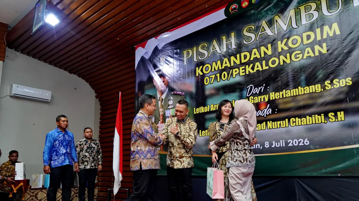 SELAMAT : Walikota Pekalongan Aaf dan istri saat ucapkan selamat bertugas di tempat yang baru kepada ex Dandim Pekalongan Letkol Arm Ihalauw Garry Herlambang saat acara Pisah Sambut di Hotel Dafam Kota Pekalongan, Rabu malam (8/7/2026).(Lutfi Hanafi/Jawa Pos Metro Pekalongan)