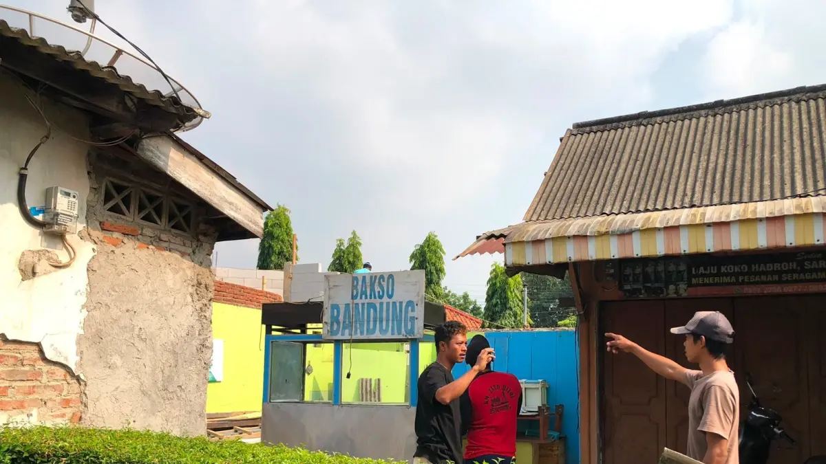 PENERTIBAN: Sejumlah petugas mendata Pedagang Kaki Lima untuk direlokasi dalam penataan Kota di depan RSUD Batang.