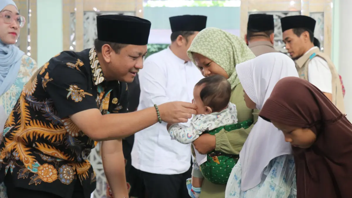 SANTUNAN - Walikota Pekalongan Aaf saat bercengkrama dengan salah satu anak penerima santunan di &nbsp;Masjid Al-Ikhlas, Kamis (9/7/2026).(Lutfi Hanafi/Jawa Pos Metro Pekalongan).