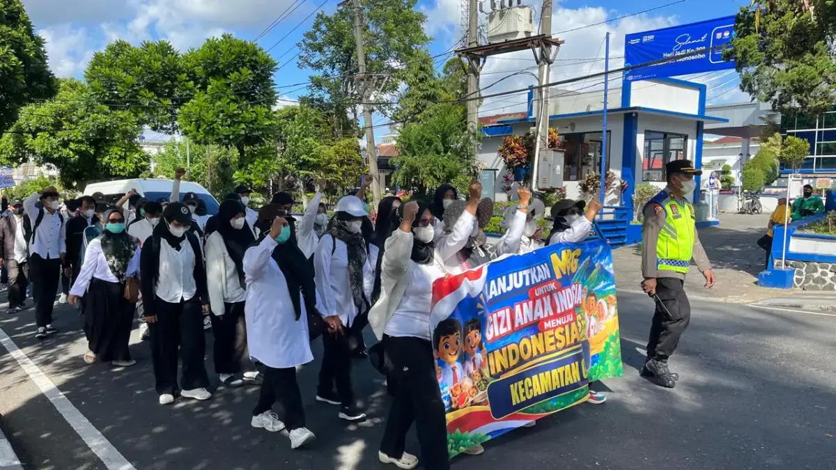 SPPG : Aksi damai mendukung progam MBG menggunakan masker pelindung wajah agar tidak terpublikasi saat longmarch di kawasan Alun-alun Wonosobo. (Sigit Rahmanto/Jawa Pos Radar Magelang).