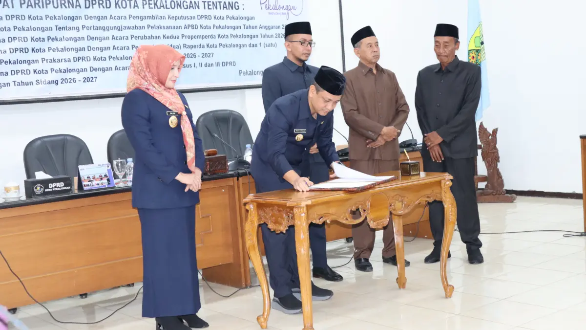 TANDA TANGAN : Walikota Pekalongan HA Afzan Arslan Djunaid, saat tanda tangan surat kesepakatan Pertanggungjawaban APBD 2025 dalam Rapat Paripurna yang digelar di Gedung Diklat Kota Pekalongan, Rabu sore (8/7/2026).(Lutfi Hanafi/Jawa Pos Metro Pekalongan)
