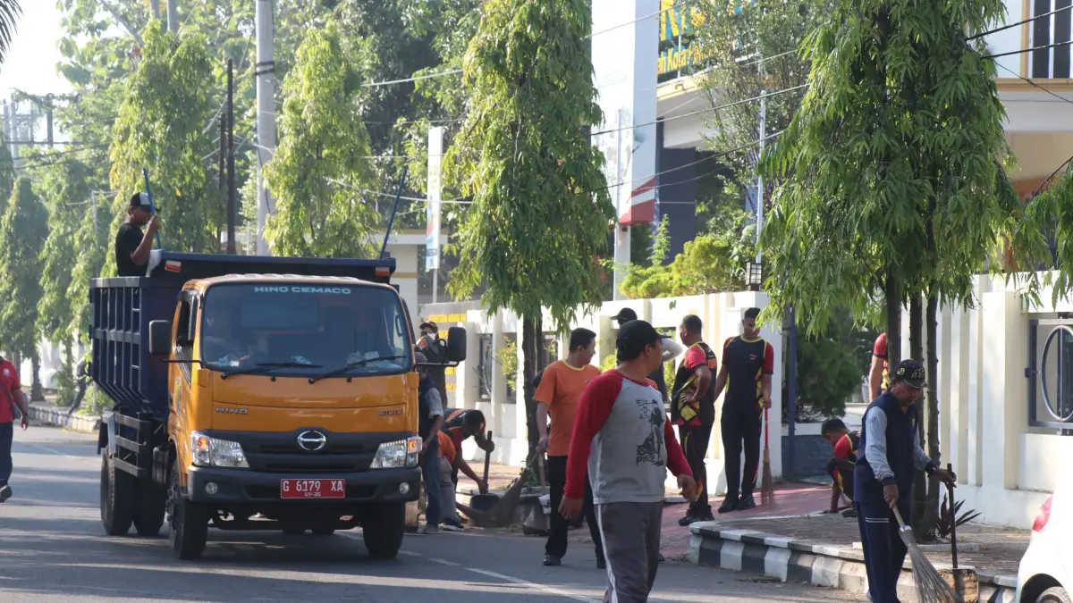BERSIH-BERSIH - ASN Pemkot Pekalongan saat bersihkan jalan Majapahit Kompleks Pemkot Pekalongan dari sampah dan rumput liar, pada Jumat (10/7/2026).(Lutfi Hanafi/Jawa Pos Metro Pekalongan)