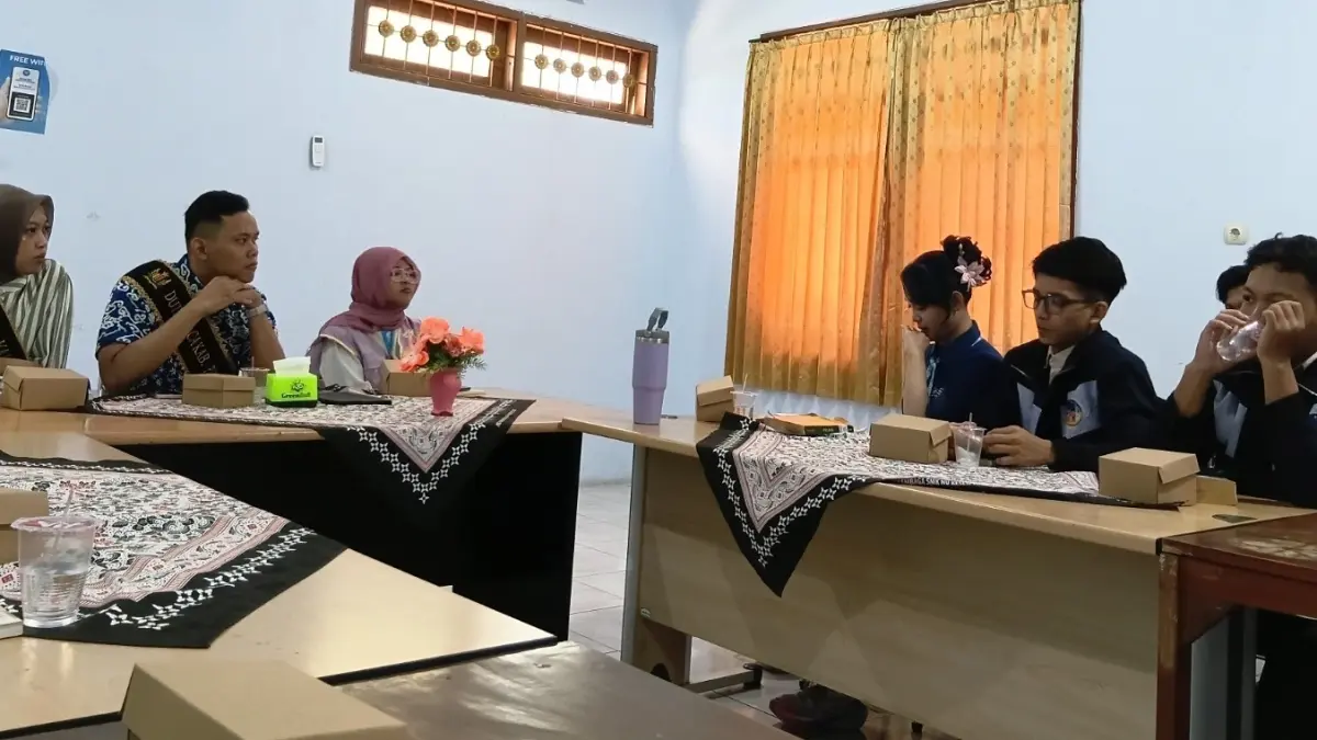 CINTAI BACA BUKU : Book Party digelar Komunitas Magis Swada dan Perpusda Kabupaten Pekalongan. (MAULIDA USNA AULIA/JAWA POS METRO PEKALONGAN)