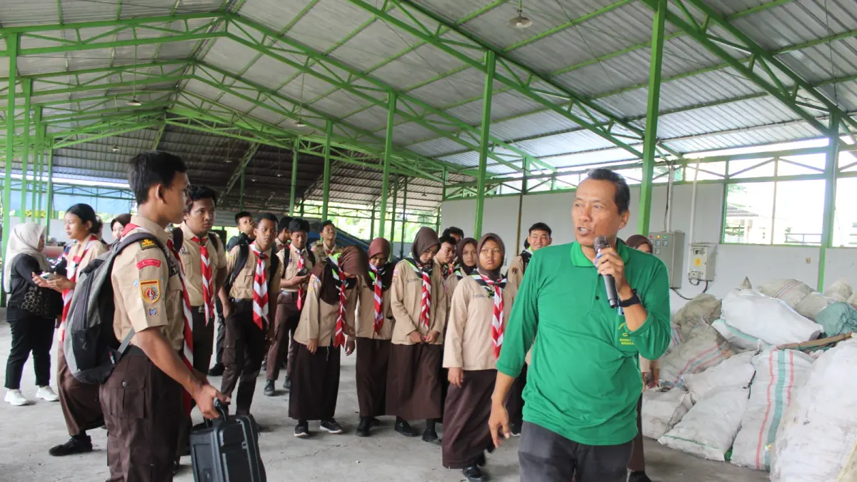 EDUKASI SAMPAH : TPST Mitra Brayan Resik memberikan edukasi tentang pengelolaan sampah kepada siswa-siswa anggota Pramuka Kota Pekalongan. (MOCH. FALAHUDDIN/JAWA POS METRO PEKALONGAN)