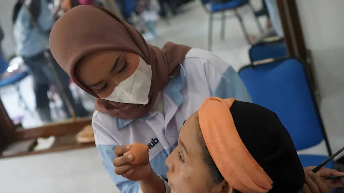 MERIAS - Salah satu pelatihan rias di BLK Kota Pekalongan saat berlatih teknik Geriatri pada pelatihan yang digelar beberapa Waktu kemarin.(IST)