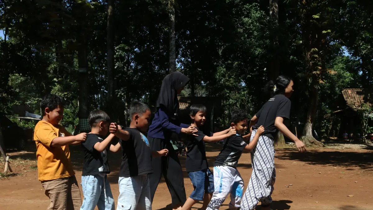 Sejumlah anak bermain bakiak pada kegiatan bertajuk Liburan Sehat Ceria Tanpa Handphone di Sanggar Seni dan Budaya Omah Alas, Desa Wisata Kandri, Gunungpati, Semarang, Jawa Tengah, Kamis (9/7/2026) (FOTO : NURCHAMIM/JAWA POS RADAR SEMARANG)