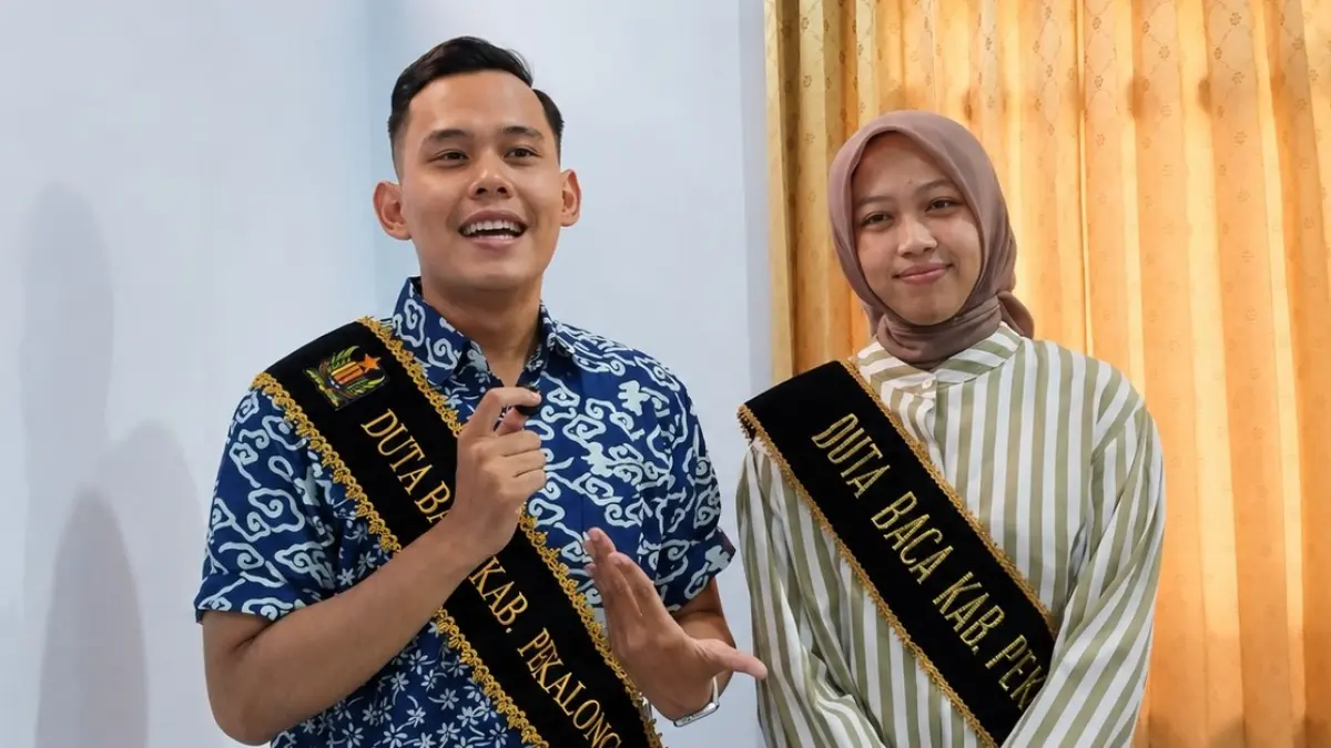 TINGKATKAN MINAT BACA : Ahmad Falah Muttaqin dan Zania Kurniasih, Duta Baca Kabupaten Pekalongan tahun 2026, saat ditemui di sela acara Pekalongankab Book Party, Kamis 9 Juli 2026. (LAILATUS SYARIFAH/JAWA POS METRO PEKALONGAN)