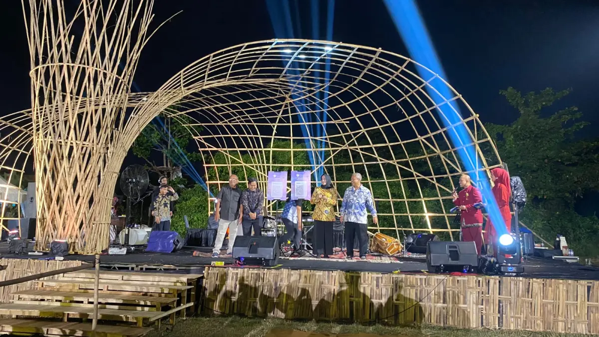 PEMBUKAAN - Wakil WaliKota Pekalongan Hj Balgis Diab dan MES Kota Pekalongan, Andi Arslan Djunaid saat membuka Syafaat Festival Bubur Suro Krapyak 2026 di Lapangan Leo, Kelurahan Krapyak, Kecamatan Pekalongan Utara, Jumat (10/7/2026). (Salwa Najaha : Magang Jawa Pos Metro Pekalongan)