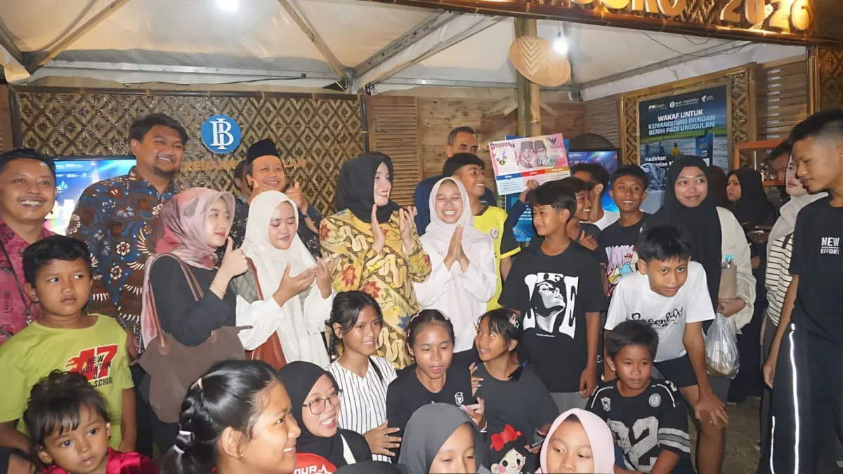 AKRAB : Wakil Wali Kota Pekalongan Hj Balgis Diab saat hadir di Festival Bubur Suro Krapyak 2026, dan berbaur langsung di masyarakat.(Lutfi Hanafi/Jawa Pos Metro Pekalongan)