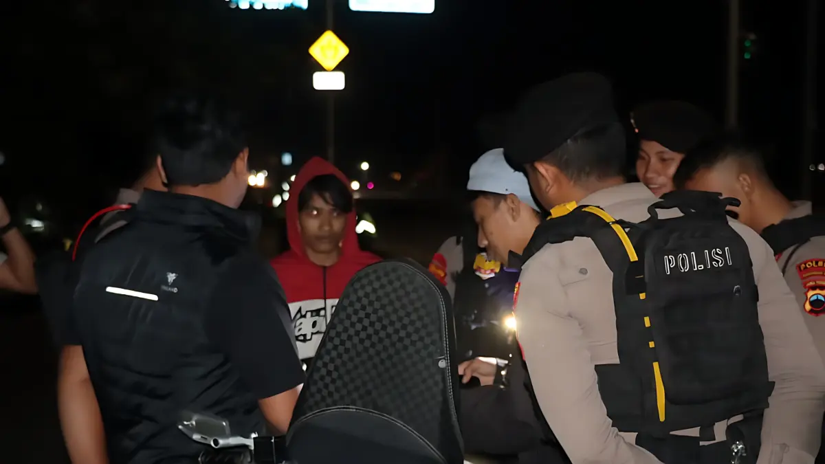 PERIKSA : Tim URC Polres Pekalongan Kota saat memeriksa identitas warga yang nongkrong di exit tol Setono untuk ditertibkan, pada Sabtu (11/7/2026) malam.(IST)