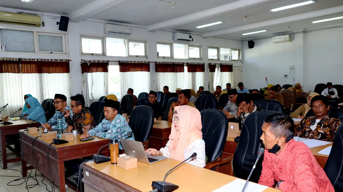 DISKUSI : Perwakilan dua kelompok saat diskusi terkait PSEL di ruang pertemuan DPRD Kota Pekalongan, di Jalan Merbabu pada Senin (13/7/2026). (Salwa Najaha :Jawa Pos Metro Pekalongan)