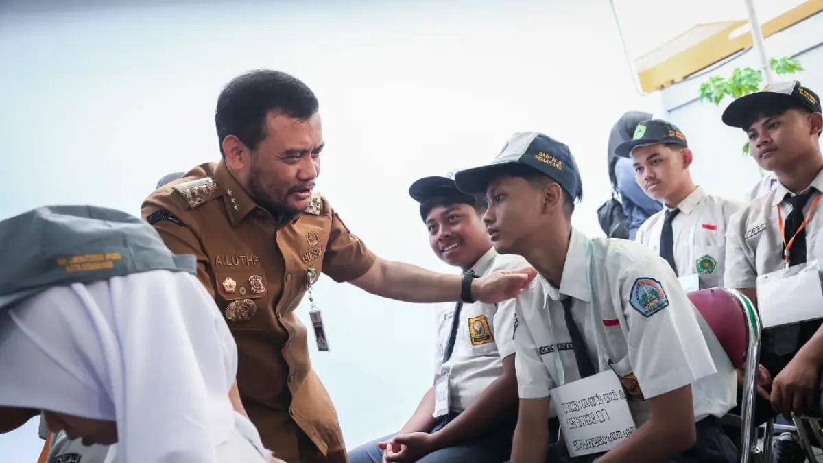 Gubernur Jawa Tengah Ahmad Luthfi meninjau langsung pelaksanaan hari pertama pembelajaran Program Sekolah Kemitraan Pemprov Jateng di SMA Laboratorium UPGRIS, Kota Semarang, Senin, (13/7/ 2026).&nbsp; (ist)