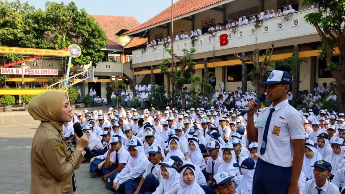 HIMBAUAN : Kepala Cabang Dinas Pendidikan Wilayah XII, Diah Ayu Ratnasari, saat membuka pelaksanaan MPLS di SMAN 1 Pekalongan, Senin (13/7/2026).(ist)