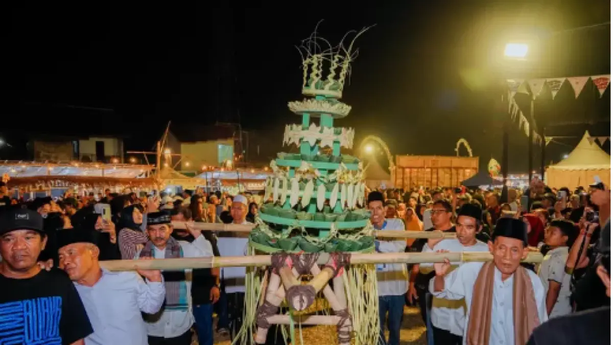 KIRAB BUDAYA : Puncak Festival Bubur Suro Pekalongan disemarakkan dengan kirab 5.000 tangkir Bubur Suro yang diarak dari Kantor Kelurahan Krapyak menuju lokasi acara di Krapyak. (MOCH. FALAHUDDIN /JAWA POS METRO PEKALONGAN)