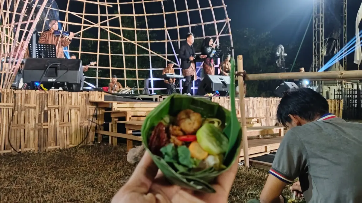 KULINER BUBUR SURO : Warga Krapyak Pekalongan Utara menunjukkan Bubur Suro dengan topping yang komplit saat Festival Bubur Suro Pekalongan kemarin. (MOCH. FALAHUDDIN /JAWA POS METRO PEKALONGAN)