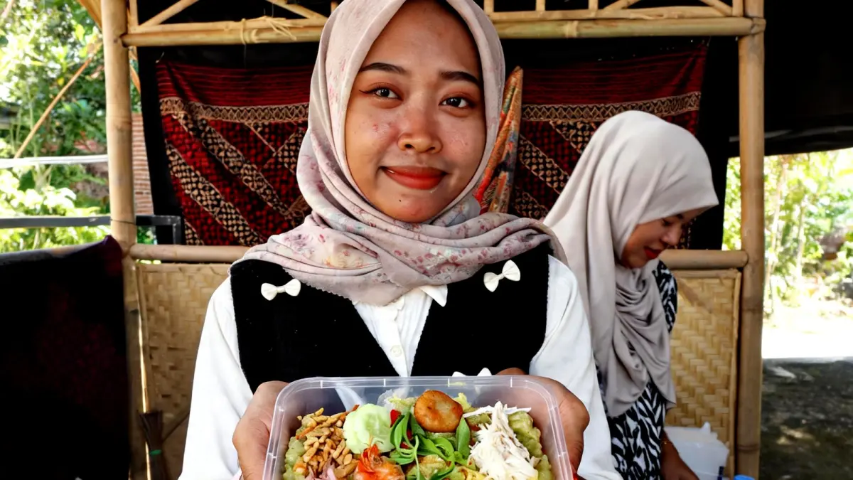 KULINER BUBUR SURO : Warga Krapyak Pekalongan Utara saat menunjukkan penampakan Bubur Suro Khas mereka dengan kondimen yang komplit, saat Festival kemarin.(Lutfi Hanafi/Jawa Pos Metro Pekalongan)