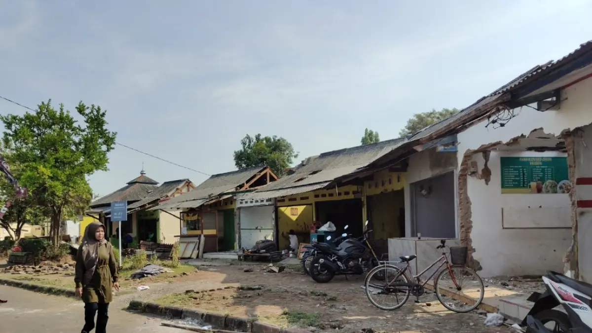 MANDIRI: Suasana warung semi permanen di depan RSUD Batang saat dibongkar mandiri oleh pemiliknya.