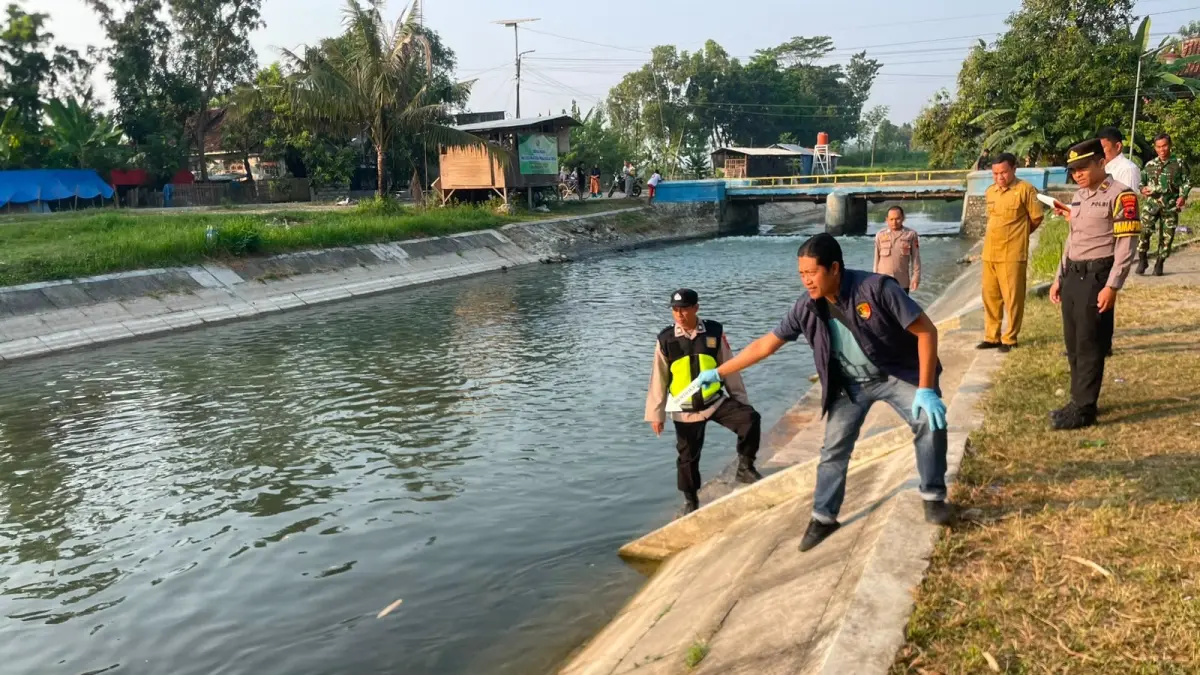 PENEMUAN MAYAT: Polisi saat olah TKP lokasi penemuan mayat di aliran sungai pengairan Desa Sidomulyo, Kecamatan Kesesi, Kabupaten Pekalongan, Senin (13/7/2026). 