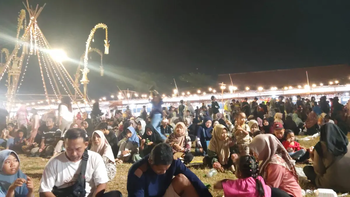 RAMAI : Warga Kota Pekalongan dan sekitarnya menikmati Festival Bubur Suro Pekalongan yang berkolaborasi dengan Syariah Festival Ekonomi Tegal (Syafaat) di Lapangan Leo Krapyak, Kota Pekalongan, Minggu 12 Juli 2026.  